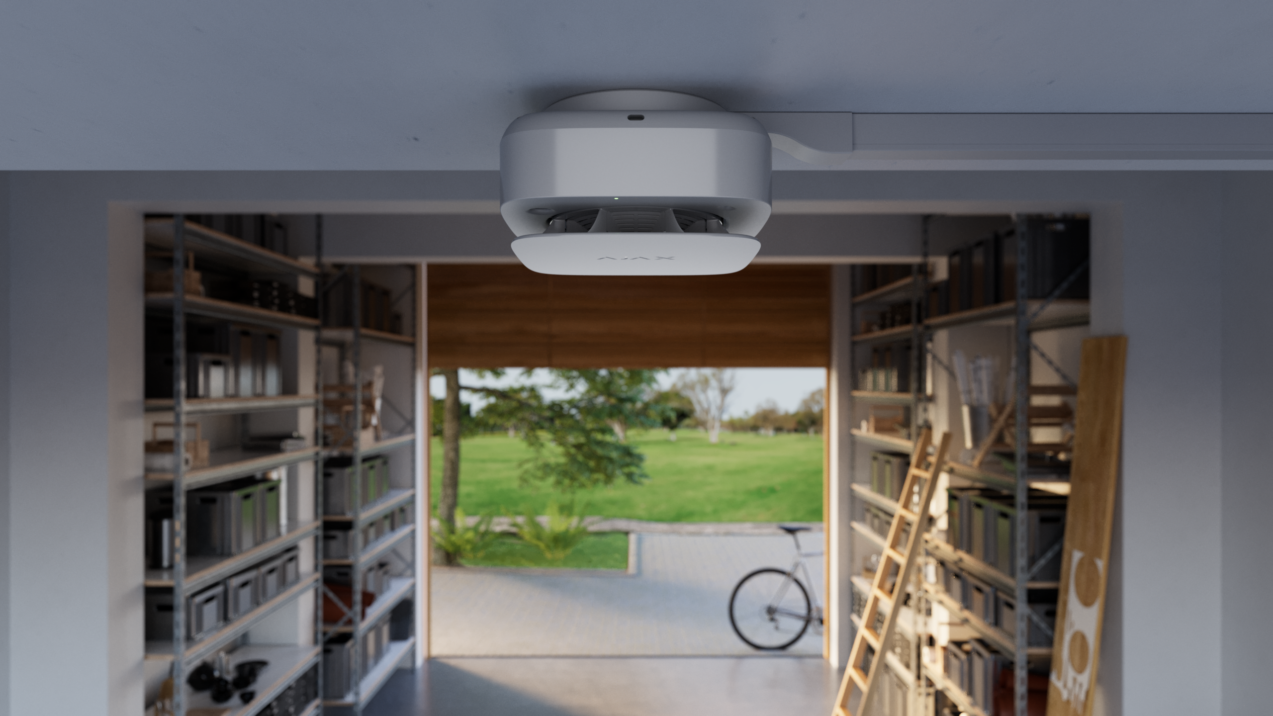 Détecteur FireProtect AJAX au plafond — atelier lumineux, triple détection fumée chaleur CO