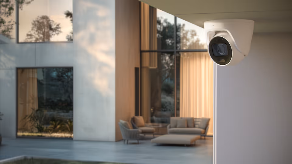 AJAX DomeCam blanche — vidéoprotection extérieure résidentielle sur balcon