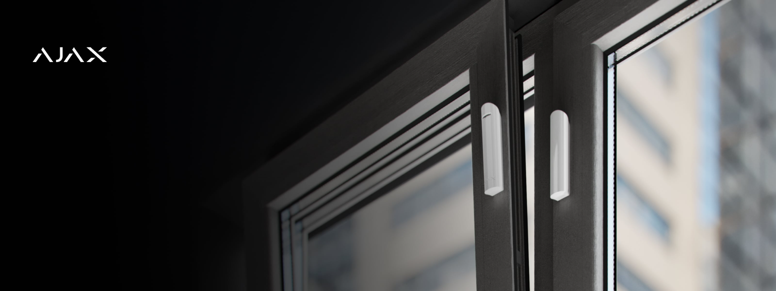 Capteur AJAX DoorProtect installé sur fenêtre — détection d'ouverture discrète
