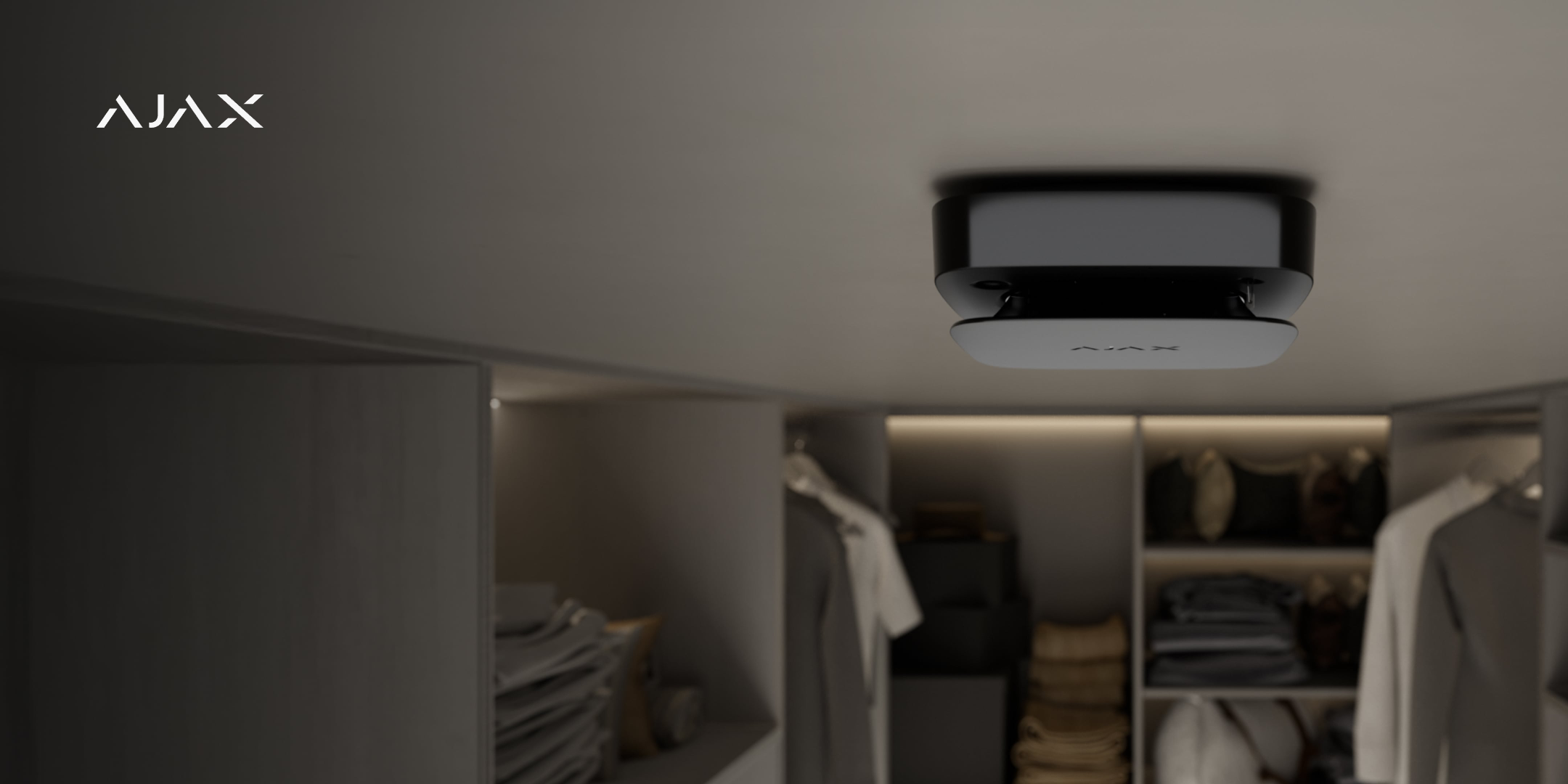 Détecteur de fumée AJAX FireProtect installé au plafond — ambiance résidentielle